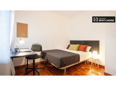 Chill room do wynajęcia w 10-pokojowym mieszkaniu w Ciudad… - Do wynajęcia