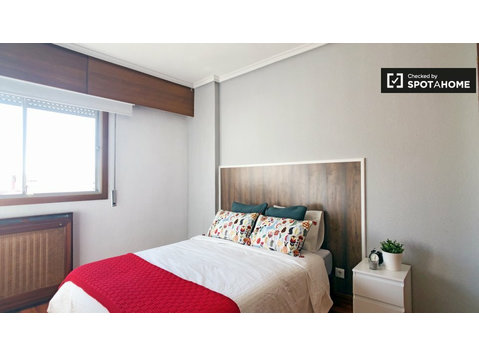 Clean room for rent in 6-bedroom apartment in Retiro - K pronájmu