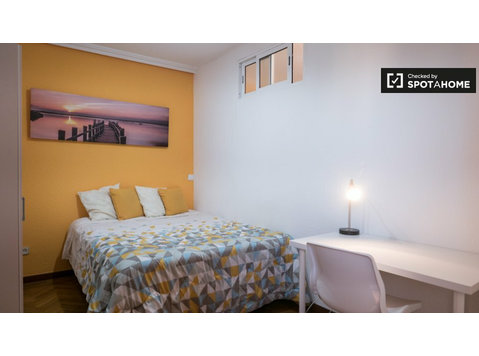 Colourful room for rent in Alcalá de Henares, Madrid - За издавање