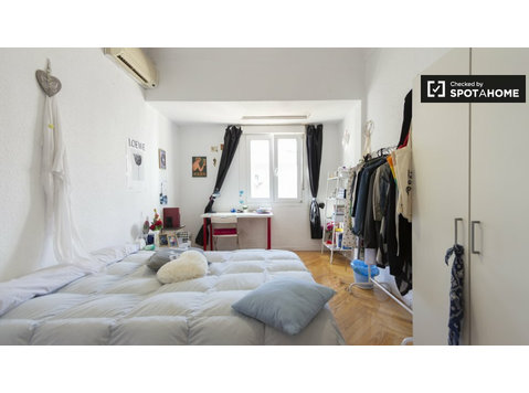 Chambre confortable à louer dans un appartement de 8… - À louer