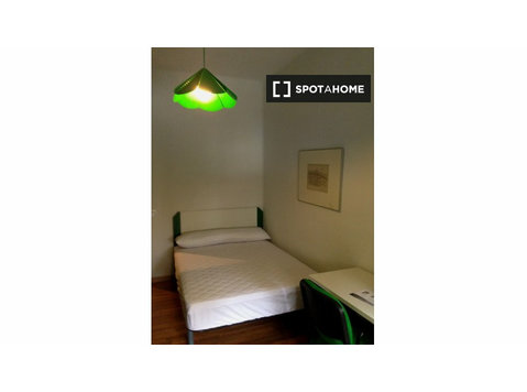 Atocha'da 9 yatak odalı dairede kiralık konforlu oda - Kiralık