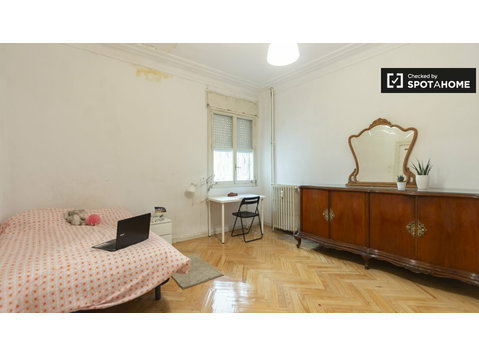 Comfortable room for rent in 9-bedroom apartment in Moncloa - השכרה