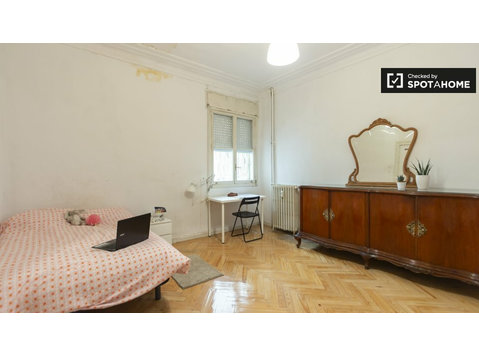 Komfortowy pokój do wynajęcia w 9-pokojowym mieszkaniu w… - Do wynajęcia