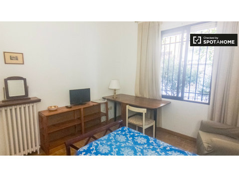 Comfortable room in 4-bedroom apartment in Chamberí, Madrid - Под Кирија