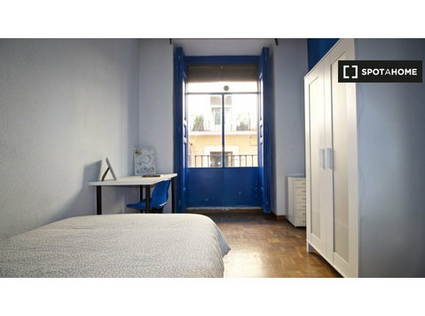 Confortável quarto em apartamento de 5 quartos em Lavapiés,… - Aluguel