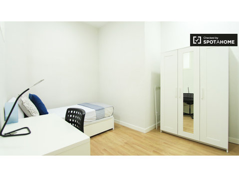 Comfortable room in 6-bedroom apartment in Salamanca, Madrid - Te Huur