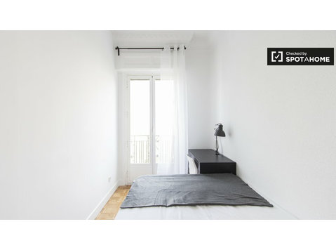 Comfortable room in 7-bedroom apartment, Moncloa, Madrid - For Rent