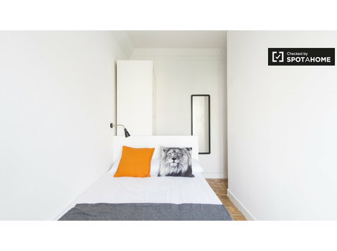 Comfortable room in 7-bedroom apartment, Moncloa, Madrid - For Rent