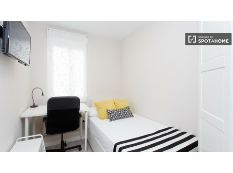 Camera confortevole in appartamento con 7 camere da letto a… - In Affitto