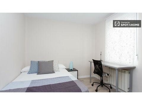 Chambre confortable dans un appartement de 7 chambres à… - À louer
