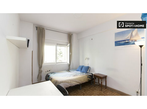 Madrid, Tetuan'da 7 yatak odalı dairede konforlu oda - Kiralık