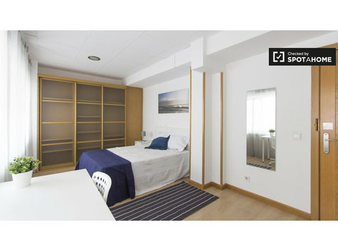 Confortável quarto em apartamento de 8 quartos em Madrid - Aluguel