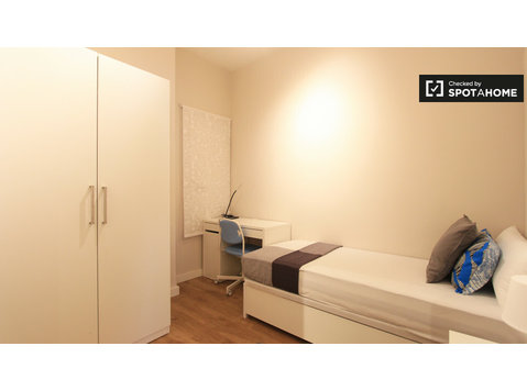 Confortevole camera in appartamento con 9 camere da letto a… - In Affitto