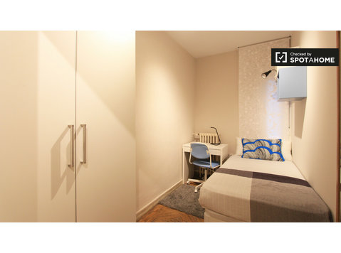 Cómoda habitación en apartamento de 9 dormitorios en… - Alquiler