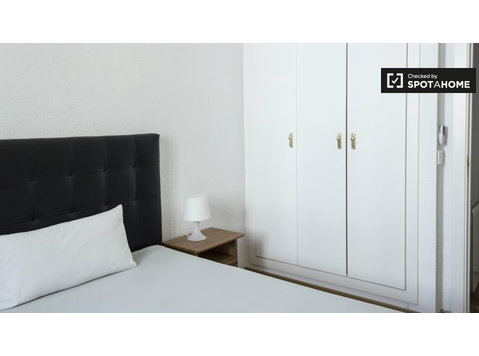 Comfortable room in shared apartment in Chamberí, Madrid - For Rent