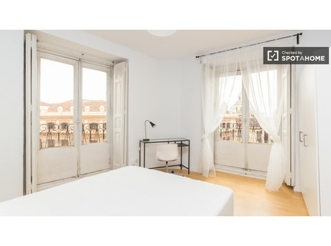 Comfortable room in shared apartment in Latina, Madrid - Aluguel