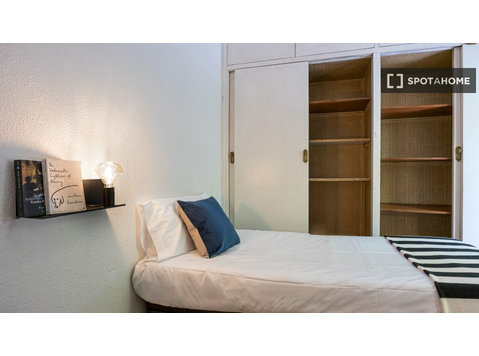 Komfortowy pokój w 13-pokojowym apartamencie w Justicii w… - Do wynajęcia
