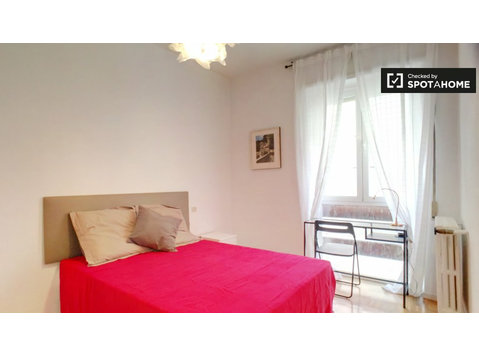 Compact room in 8-bedroom apartment in Nueva España, Madrid - For Rent