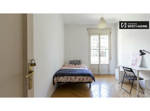 Cosy room for rent in 9-bedroom apartment in Moncloa - Disewakan