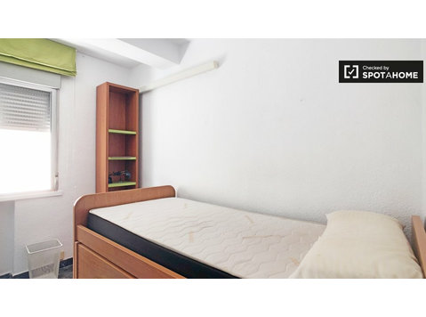 Cosy room in 3-bedroom apartment in Carabanchel, Madrid - For Rent