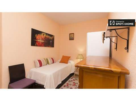 Cosy room in 3-bedroom apartment in Retiro, Madrid - השכרה