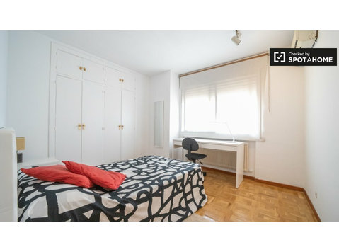 Cosy room in 4-bedroom apartment in Príncipe Pío, Madrid - Aluguel
