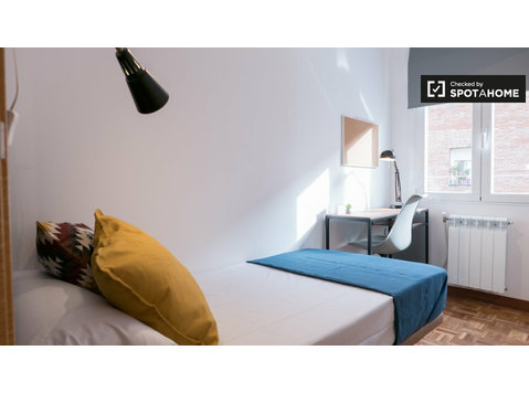 Cosy room in 4-bedroom apartment in Tetuán, Madrid - For Rent