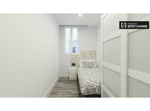 Camera accogliente in appartamento con 5 camere da letto,… - In Affitto