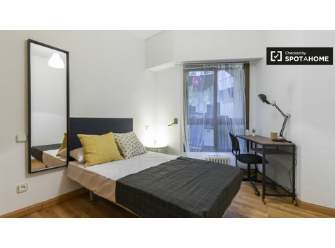 Przytulny pokój w apartamencie z 5 sypialniami w Delicias,… - Do wynajęcia