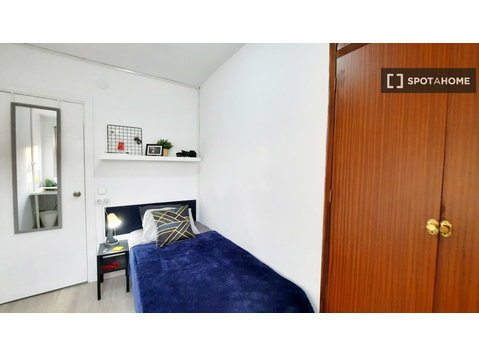 Przytulny pokój w apartamencie z 5 sypialniami w Usera,… - Do wynajęcia