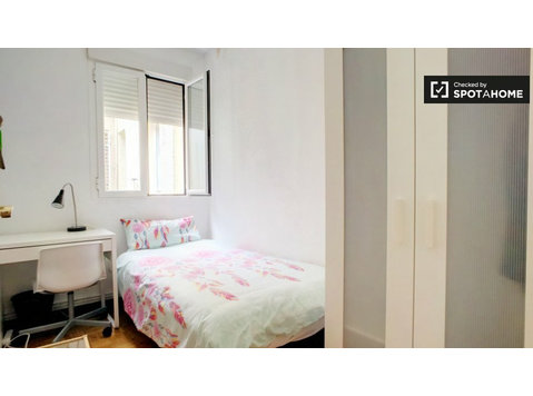 Lavapiés, Madrid'de 6 yatak odalı dairede rahat oda - Kiralık