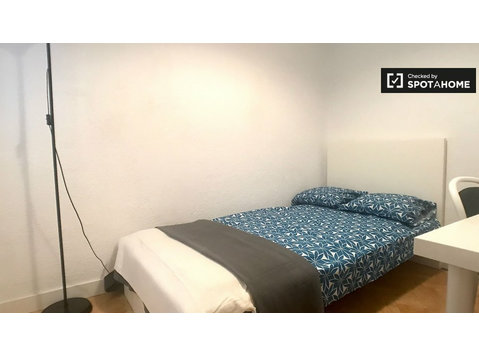 Camera accogliente in appartamento con 6 camere da letto a… - In Affitto