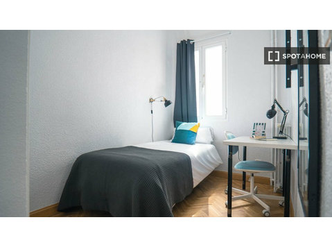 Cosy room in 6-bedroom apartment in Retiro, Madrid - De inchiriat