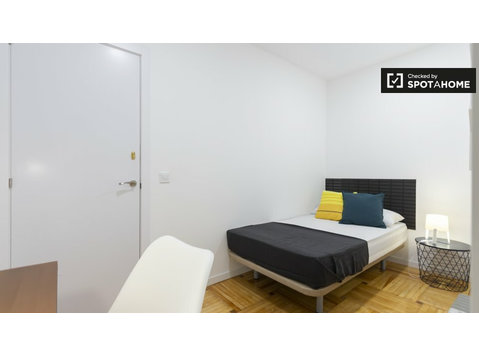 Gemütliches Zimmer in 6-Zimmer-Wohnung in Retiro, Madrid - Zu Vermieten
