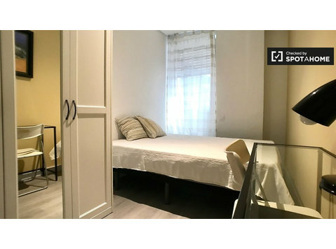 Acogedora habitación en apartamento de 6 dormitorios en… - Alquiler