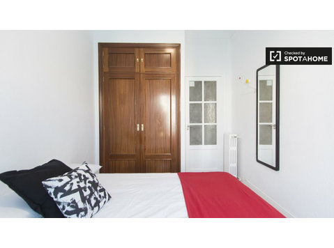 Camera accogliente in appartamento con 7 camere da letto,… - In Affitto