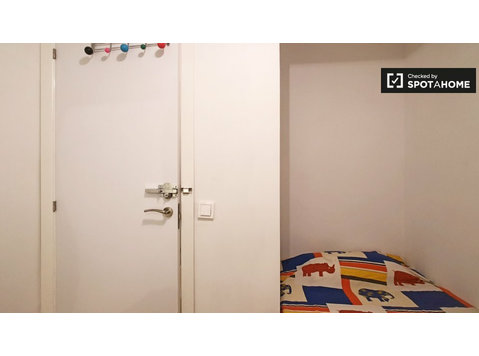 Gemütliches Zimmer in 7-Zimmer-Wohnung in Puerta del Ángel,… - Zu Vermieten