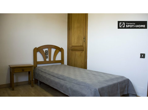 Accogliente camera in appartamento con 7 camere da letto a… - In Affitto