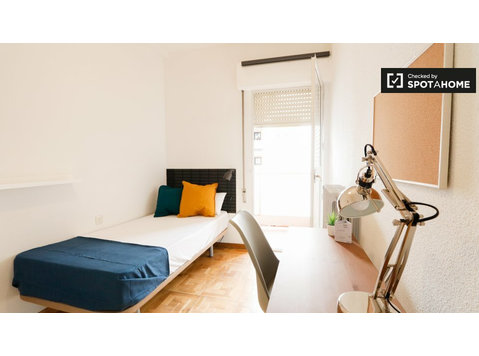 Przytulny pokój w 8-pokojowym mieszkaniu w Imperial, Madryt - Do wynajęcia
