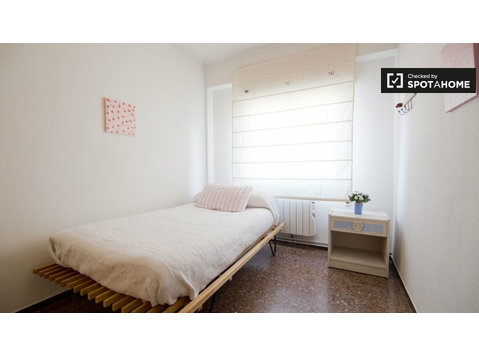 Cozy room for rent in 3-bedroom apartment in Móstoles Madrid - Til leje