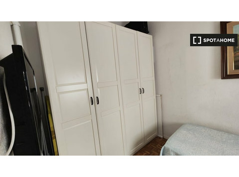 Cozy room for rent in 3-bedroom apartment in Retiro, Madrid - השכרה