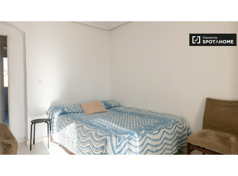Cozy room for rent in 4 bedroom apartment in Aluche - For Rent