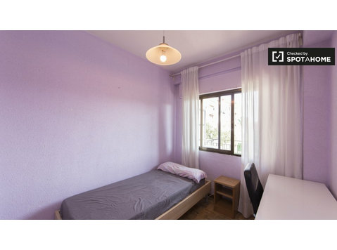 Stanza accogliente in affitto in appartamento con 4 camere… - In Affitto