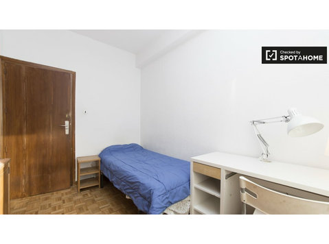 Cozy room for rent in 4-bedroom apartment in Ciudad Lineal - เพื่อให้เช่า