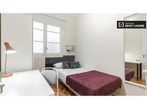 Stanza accogliente in affitto in appartamento con 7 camere… - In Affitto