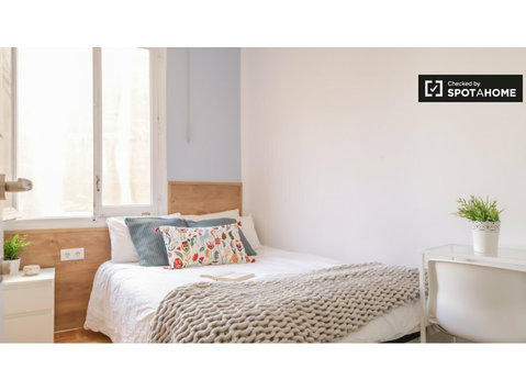 Cozy room for rent in 8-bedroom apartment in Retiro, Madrid - Kiadó