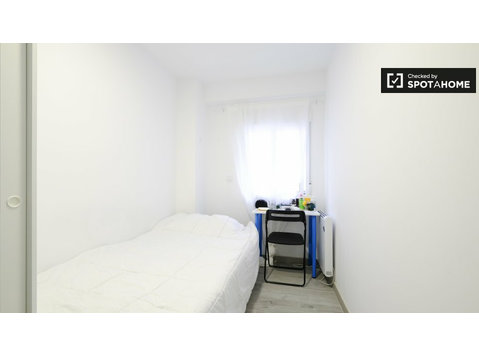 Cozy room for rent in Puerta del Ángel, Madrid - K pronájmu