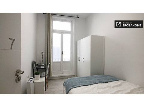 Madrid, Malasanña'daki 10 yatak odalı dairede rahat oda - Kiralık