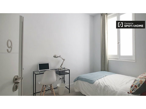 Gemütliches Zimmer in 10-Zimmer-Wohnung in Malasanña, Madrid - Zu Vermieten