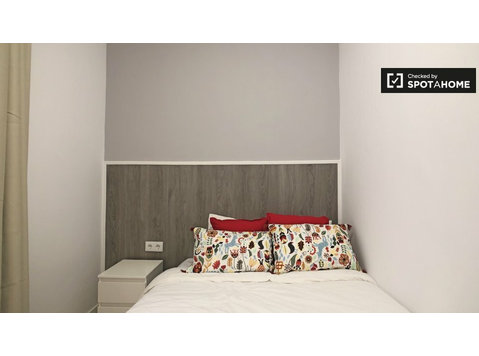 Madrid, Malasanña'daki 10 yatak odalı dairede rahat oda - Kiralık